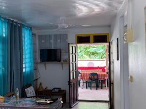 Μια τηλεόραση ή/και κέντρο ψυχαγωγίας στο Manou