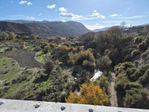 een luchtzicht op een vallei met een rivier en bergen bij Cortijo el Galardón  +10 foto's