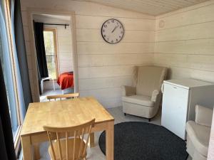 una stanza con un tavolo e un orologio sul muro di Salvos 