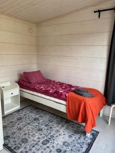 Camera piccola con letto in legno. di Salvos 