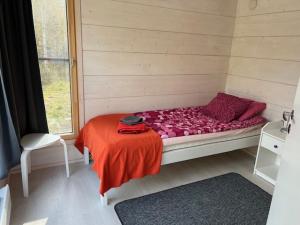 una camera con un letto, un tavolo e una finestra di Salvos 