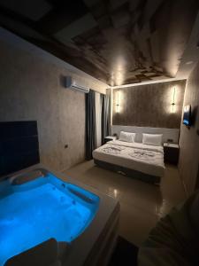 une chambre d'hôtel avec un lit et une baignoire dans l'établissement Royal Fsm Suites, à Istanbul