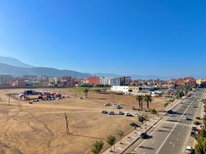 une vue aérienne sur une ville avec un parking dans l'établissement Sirajbeau miftah elkhair, à Béni Mellal
