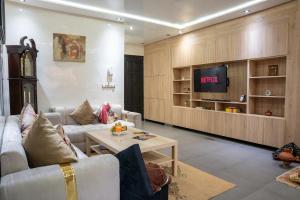 un salon avec deux canapés et une télévision dans l'établissement Sirajbeau miftah elkhair, à Béni Mellal