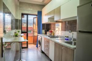 une cuisine avec un évier et une cuisinière four supérieur dans l'établissement Sirajbeau miftah elkhair, à Béni Mellal