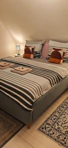 twee bedden naast elkaar in een slaapkamer bij Ferienhaus Villa Zauberblick am Rennsteig Frankenwald in Ludwigsstadt