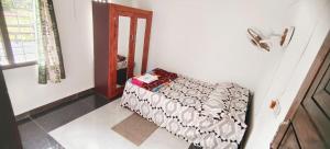 ein Zimmer mit einem Sofa in der Ecke eines Zimmers in der Unterkunft Jessie Villas in Sultan Bathery