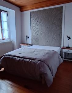 een slaapkamer met een groot bed en twee lampen bij Marioutat in Arrens-Marsous