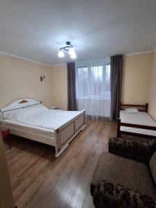 een slaapkamer met twee bedden en een groot raam bij Галичанка Еліт SPA 