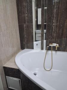 een badkamer met een wit bad en een wastafel bij Галичанка Еліт SPA 