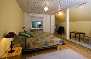 A bed or beds in a room at Haeska Manor