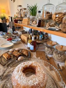 une table recouverte de beaucoup de différents types de pain dans l'établissement Dimora di Acanto - Lecce, à Lecce