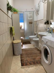 圣莱昂casa Rituzza的带马桶水槽和洗衣机的浴室 更多31张照片