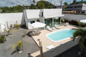 een luchtfoto van een huis met een zwembad bij Casa de Temporada in Monte Gordo