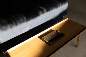 een bed met een houten tafel ervoor, een bed met bij Aqua Luxe in Srithanu