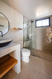 ein Badezimmer mit Toilette und Glasdusche in der Unterkunft Aqua Luxe in Srithanu + 8 Fotos