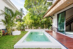 ein Swimmingpool im Hinterhof eines Hauses in der Unterkunft Aqua Luxe in Srithanu