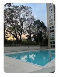 a large swimming pool in front of a building at APARTAMENTO Premium in Ibagué +5 photos