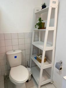 estante blanco en el baño con aseo en Loft Tongoy 4 Peninsula, en Tongoy