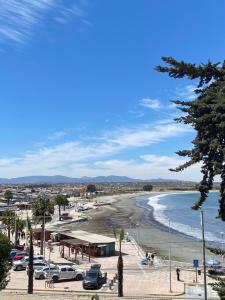 una vista de una playa con coches aparcados en ella en Loft Tongoy 4 Peninsula, en Tongoy