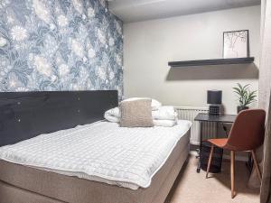 ein kleines Schlafzimmer mit einem Bett und einem Schreibtisch in der Unterkunft Nässjö Vandrarhem in Nässjö