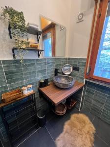 een badkamer met een wastafel en een spiegel bij Cosy Mountain Ski Escape Newly Renovated in Prato Nevoso +13 foto's