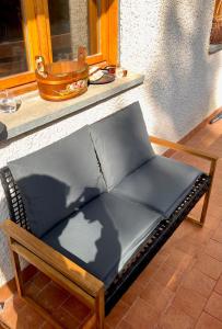 een zwarte bank die op de vloer in een keuken staat bij Cosy Mountain Ski Escape Newly Renovated in Prato Nevoso