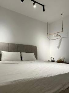 Postel nebo postele na pokoji v ubytování T-homestay Bình minh xanh