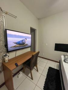 Et tv og/eller underholdning på Suíte Aconchegante