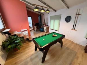 un soggiorno con un tavolo da biliardo di Casa Rural Judith a Segorbe