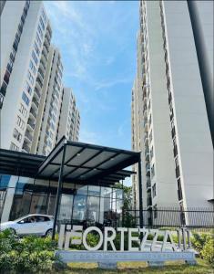 a car dealership in front of two tall buildings at APARTAMENTO Premium in Ibagué