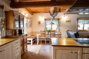 een keuken met een tafel en een eetkamer bij Jizerská roubenka in Bohdalovice +58 foto's