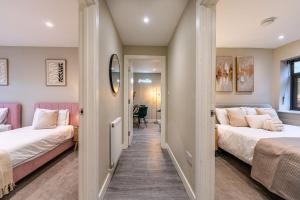 twee bedden in een kamer met een gang bij Bright 2BR Flat, Central Chatham, Parking in Chatham