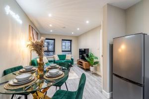 een keuken en een woonkamer met een tafel en een koelkast bij Bright 2BR Flat, Central Chatham, Parking in Chatham