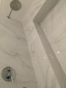 リスボンにあるLX Factory Apartment 1の白い大理石の天井のバスルーム