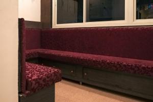 een rode bank in een kamer met een raam bij Hotel O Happy Hotels in Vijayawāda