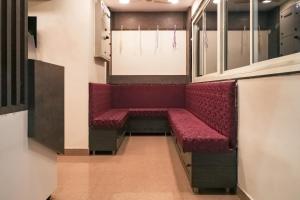 een rij rode banken in een kleedkamer bij Hotel O Happy Hotels in Vijayawāda