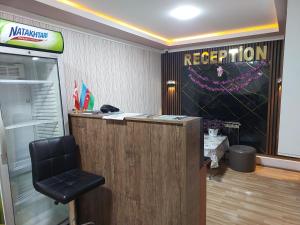 un bureau avec une réception et une chaise dans l'établissement Elit Hotel, à Mingachevir