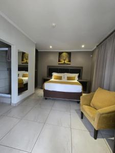 En eller flere senge i et værelse på BoniM Guesthouse - aka Magisha Guesthouse + 27 billeder