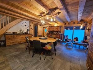 Et opholdsområde på Chalet le Nid independant mountain chalet