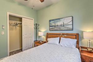 een slaapkamer met een bed en een schilderij aan de muur bij Spacious Lakefront House With a Private Dock in Hopatcong