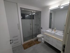 Koupelna v ubytování 2 Bedroom House at Ayi Mensah Park + 16 fotografií