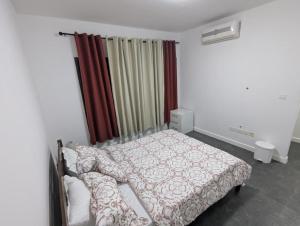 Postel nebo postele na pokoji v ubytování 2 Bedroom House at Ayi Mensah Park