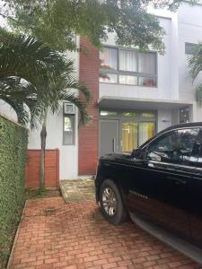 um carro preto estacionado em frente a um prédio em 2 Bedroom House at Ayi Mensah Park em Aiyimensa