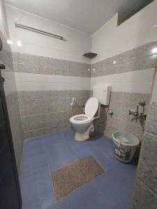 a bathroom with a toilet and a bidet at MAHASATHI HOMESTAY Murdeshwar in Māvalli