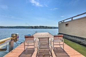 een steiger met stoelen op het water bij Spacious Lakefront House With a Private Dock in Hopatcong