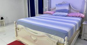 En eller flere senge i et værelse på Modern Camama Getaway for Work or Family stays