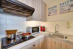 Køkken eller tekøkken på Makenzy Sandy Beachfront Paradise