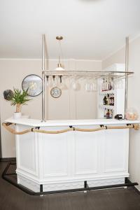 un bancone bianco in una cucina con uno scaffale di PLATINIUM House ex Royal House a Białogard