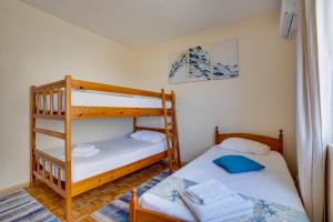 En eller flere senge i et værelse på Makenzy Sandy Beachfront Paradise + 45 billeder